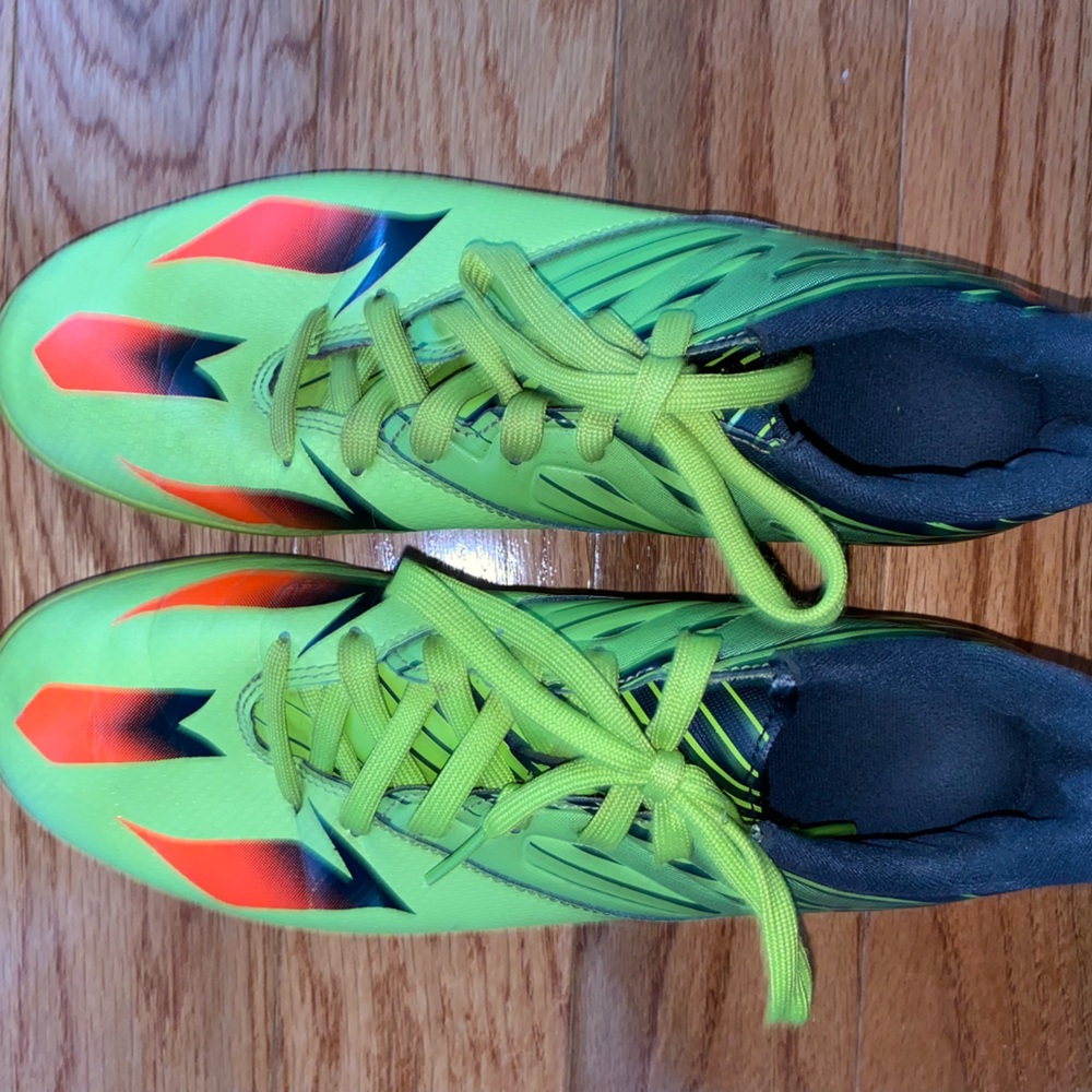 Indoor soccer shoes